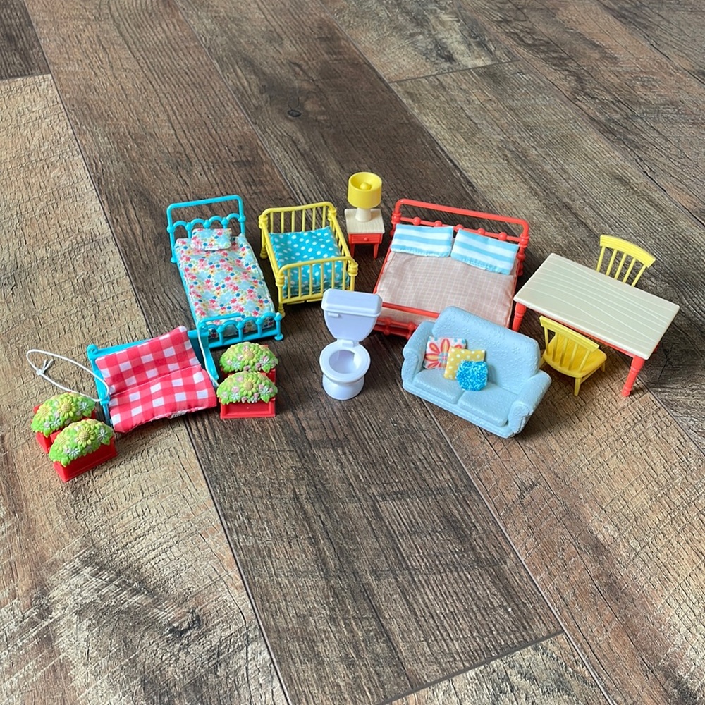 Miniature doll house furniture and accessories